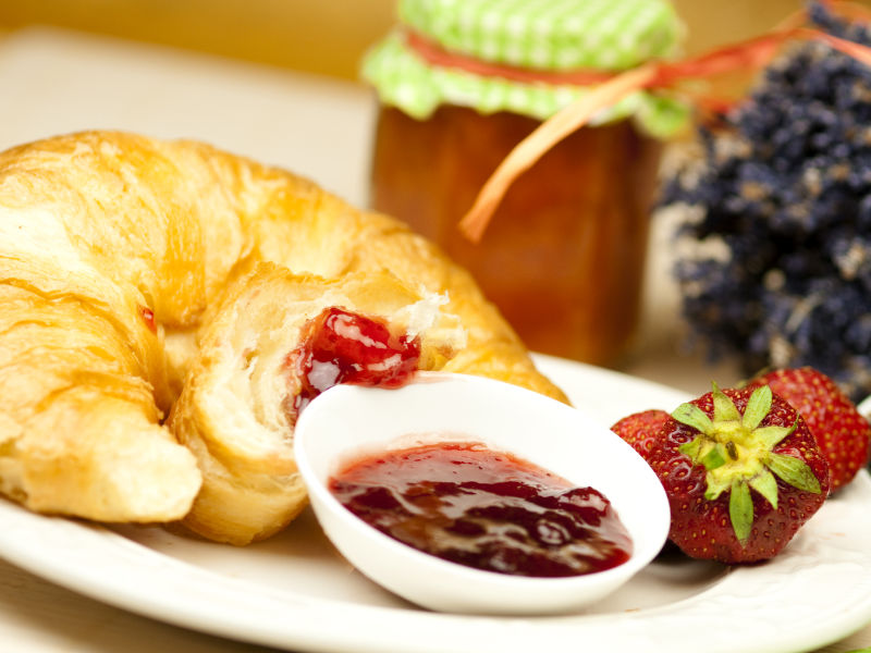 Bild mit einem Croissant und Marmelade