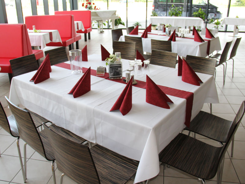 Festlich gedeckte Tafel für Familienfeiern